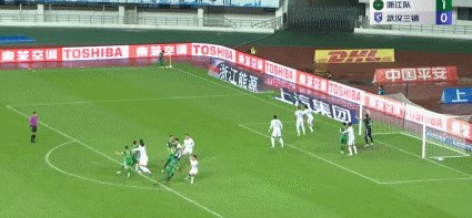 1664890101370076706.gif 【中超】大奎梁诺恒建功马尔康倒勾 浙江队2比1三镇
